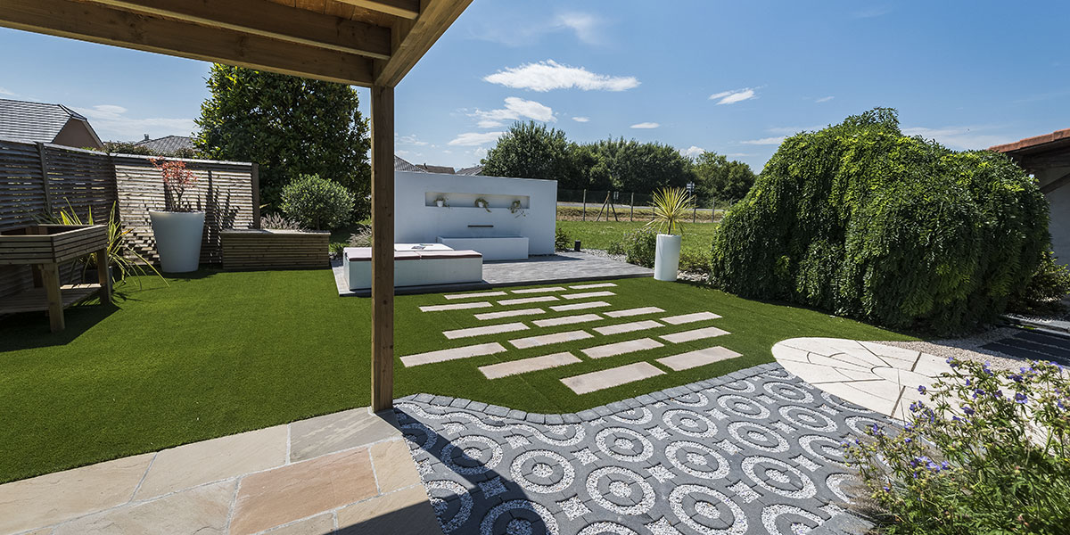 Jardin d'exposition avec pergola et terrasse à Pau